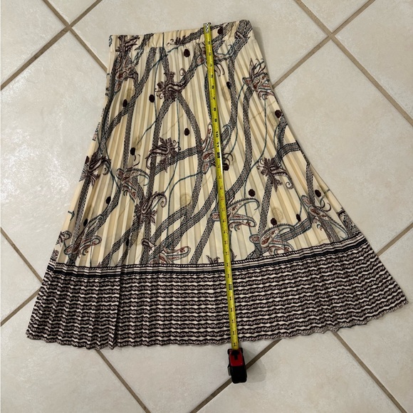 H&M skirt. Size 6, perfect condition. - Picture 2 of 5